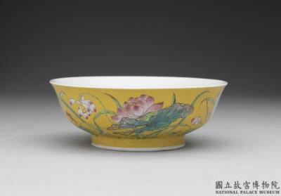 图片[2]-Bowl with lotus in falangcai polychrome enamels on a yellow ground, Qing dynasty, Kangxi reign (1662-1722)-China Archive